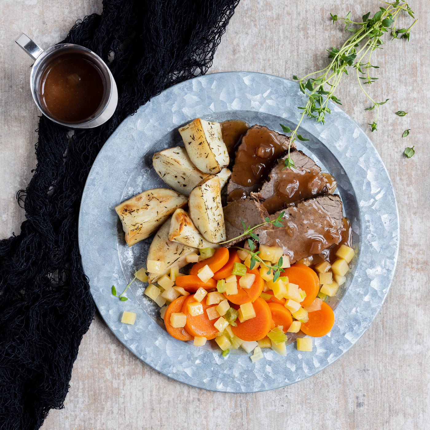 Servi avec des carottes en rondelles et des quartiers de pommes de terres assaisonnées, ces tranches de boeuf sont tendres et savoureuses. Accompagné d'une sauce asiatique, ce plat traditionnel est à essayer. / Served with sliced ​​carrots and seasoned potato wedges, these slices of beef are tender and flavorful. Accompanied by an Asian sauce, this traditional dish is to be tried. Adaptés aux personne diabétiques, souffrant d'hypercholestérolémie et d'hypertension artérielle