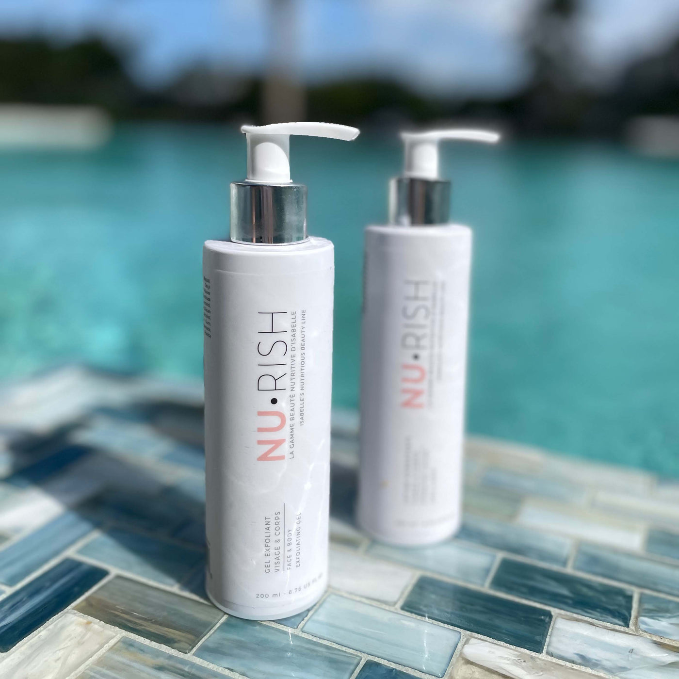 Photo du gel exfoliant, composé à 98% d'ingrédients d'origine naturelle, végane, et non testés sur les animaux, posé sur un rebord de piscine. Photo of the exfoliating gel, composed of 98% of ingredients of natural origin, vegan, and not tested on animals, placed on the side of a pool.