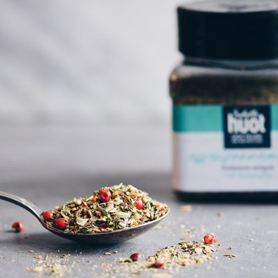 Photo d'un assaisonnement pour poisson d'Isabelle Huot, composé de poivre fenouil thym aneth coriandre basilic romarin anis citrons déshydratés wakamé... que l'on voit dans une cuillère au premier plan. Photo of an seasoning for fish composed of pepper fennel thyme dill coriander basil rosemary anise dehydrated lemons wakame... which we can see on the foreground in a spoon.